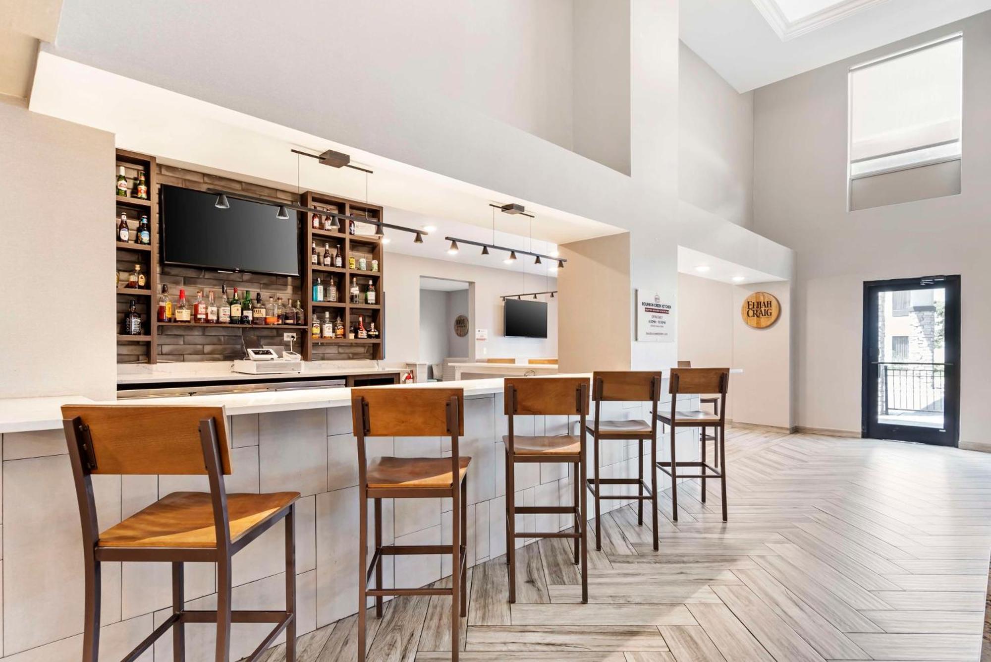 Best Western Plus Bourbonnais Hotel & Suites Exteriör bild